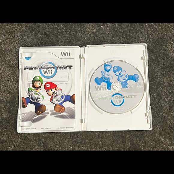 MarioKart Wii Nintendo Game disc and case Mario Cart - Picture 3 of 3